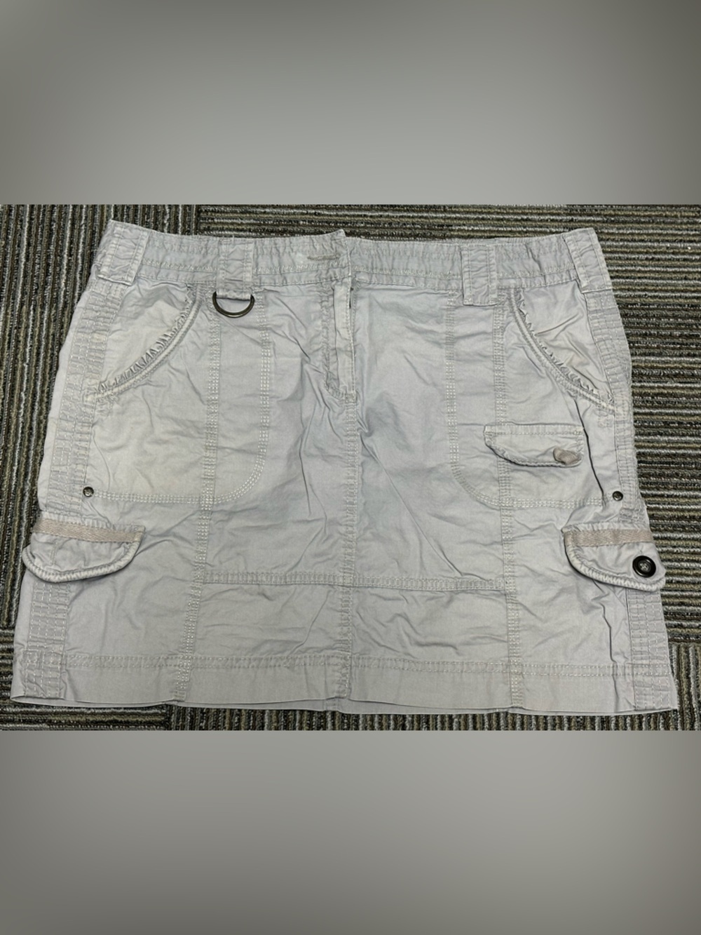 Women’s 12 skirt by DALIA collection. Gray taupe lots of pockets cute ruffle.